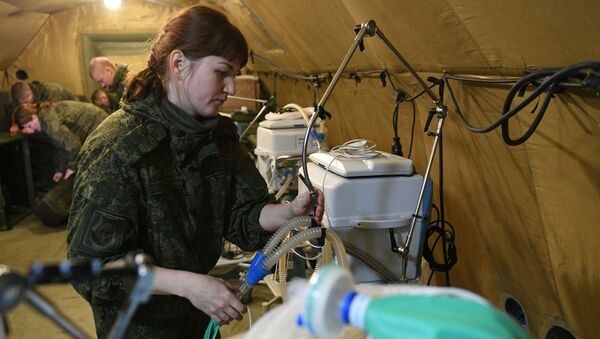Российские военнослужащие проводят монтаж оборудования на территории мобильного полевого госпиталя неподалеку от Степанакерта - Sputnik Mundo