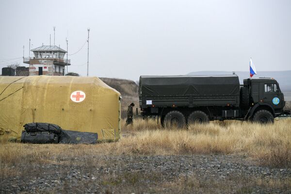 Los módulos del hospital militar se instalaron en el aeropuerto de Stepanakert. En la foto: militares rusos descargan equipo médico en el hospital de campaña móvil cerca de Stepanakert.  - Sputnik Mundo