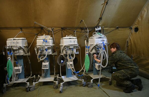 El hospital está equipado con ventiladores pulmonares, ultrasonido y rayos X. En la foto: una militar rusa monta equipo médico en el hospital de campaña móvil cerca de Stepanakert. - Sputnik Mundo