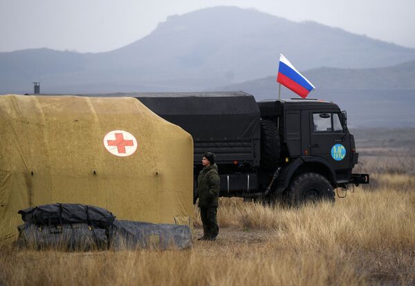 Los médicos rusos fueron a Stepanakert acompañados por fuerzas de paz y policía militar. En la foto: una militar rusa en el hospital de campaña móvil cerca de Stepanakert. - Sputnik Mundo