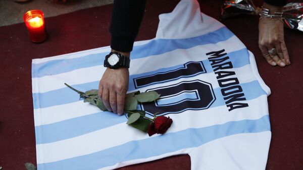 Homenaje al futbolista argentino Diego Maradona - Sputnik Mundo