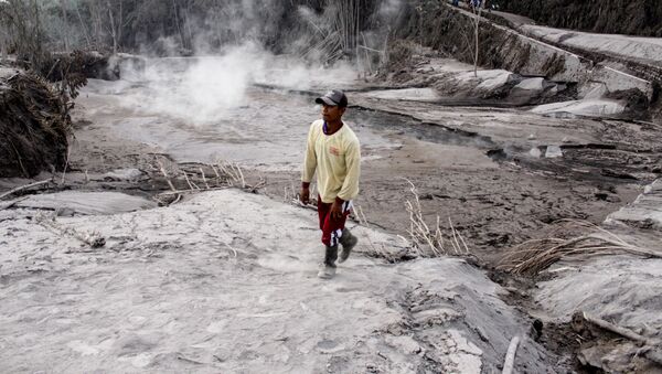 El rastro de destrucción dejado por la erupción del volcán Semeru en Indonesia - Sputnik Mundo