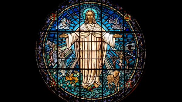 La representación de Jesús en un vitral de una iglesia - Sputnik Mundo