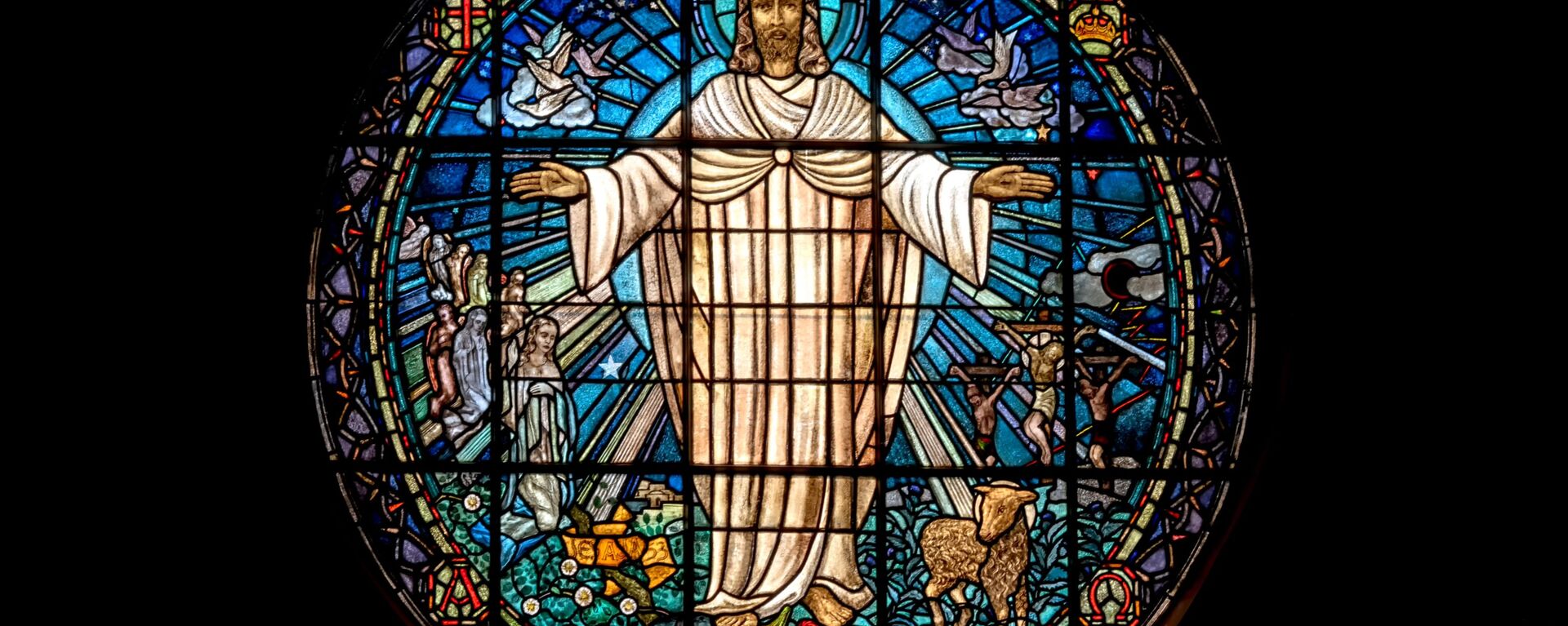 La representación de Jesús en un vitral de una iglesia - Sputnik Mundo, 1920, 23.03.2021