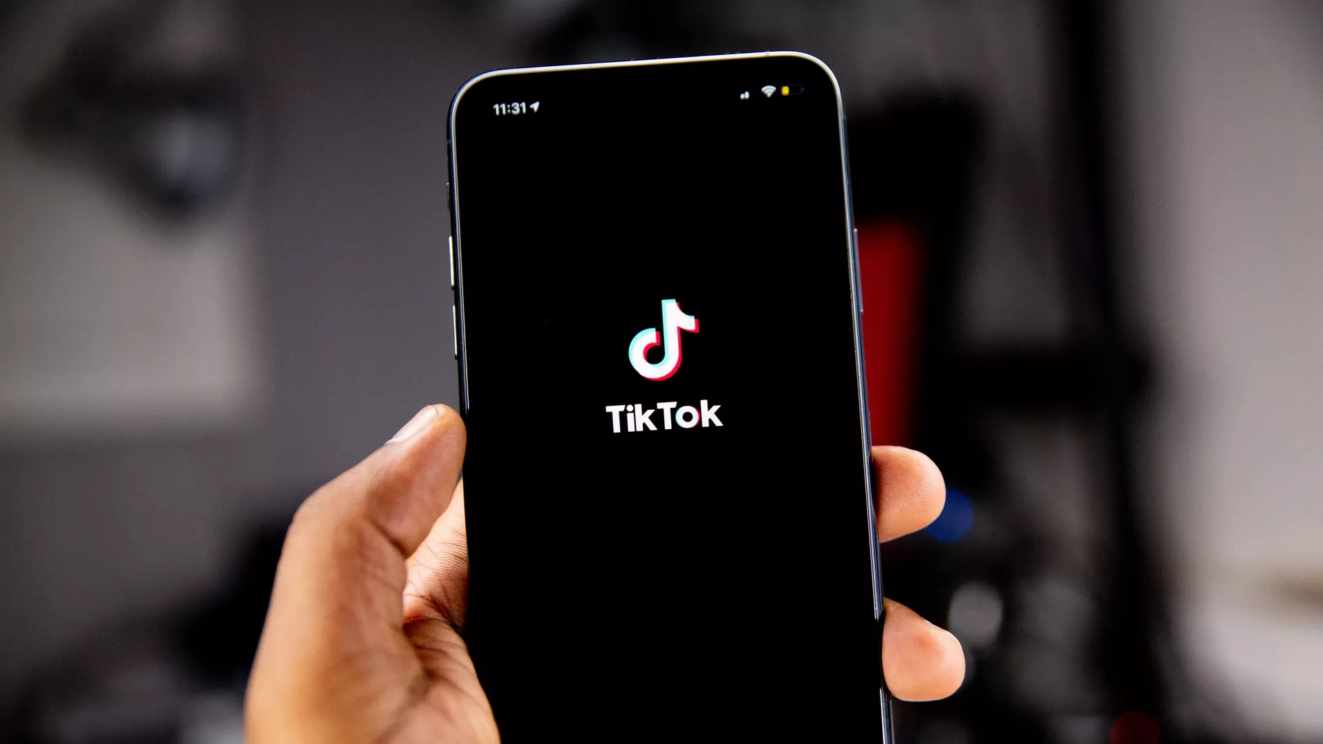 Uma pessoa segura um telefone no qual o logotipo do TikTok é visível - Sputnik World, 1920, 03.02.2023