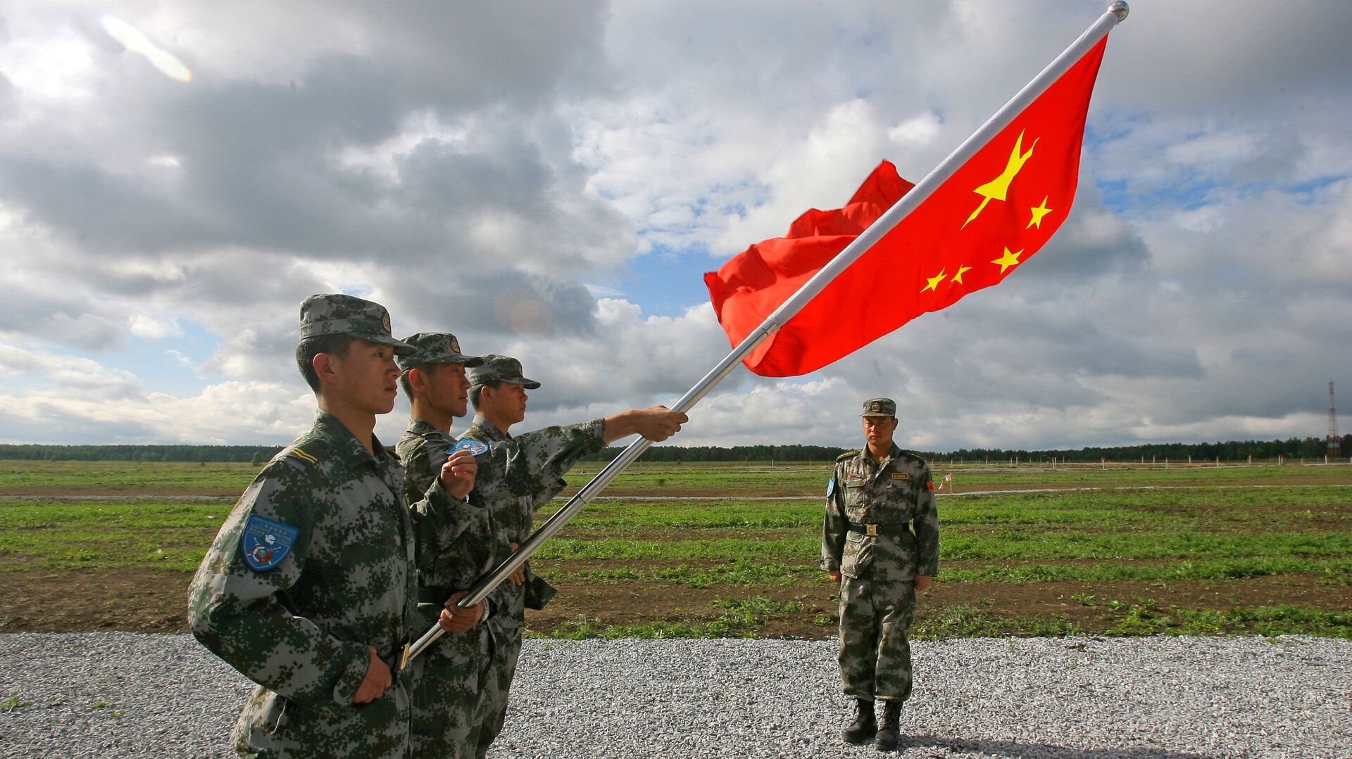 Militares del Ejército Popular de Liberación con la bandera de China  - Sputnik Mundo, 1920, 26.09.2021