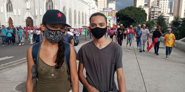 Inés Guzmán junto a su hijo en el acto de cierre de campaña Inés Guzmán junto a su hijo en el acto de cierre de campaña - Sputnik Mundo