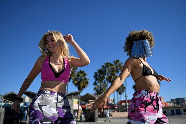 Unas chicas patinan en una playa de Los Ángeles. - Sputnik Mundo