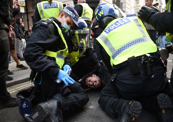 Detenciones durante la manifestación contra las restricciones impuestas a causa de la pandemia de coronavirus en Londres. - Sputnik Mundo
