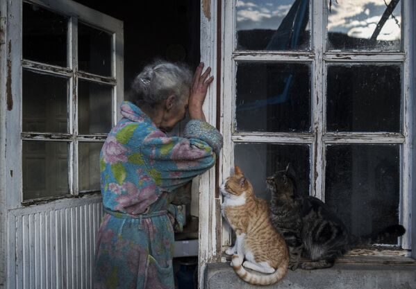 Una señora frente a su casa en la ciudad de Lachín, en Nagorno Karabaj. - Sputnik Mundo