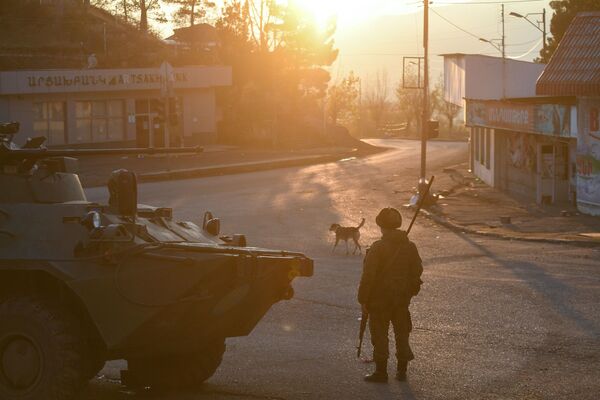 Fuerzas de paz rusas en la ciudad de Lachín, en Nagorno Karabaj. - Sputnik Mundo
