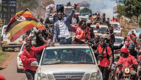 Угандийский музыкант и политик Роберт Кьягуланьи, также известный как Боби Вайн, приветствует своих сторонников - Sputnik Mundo