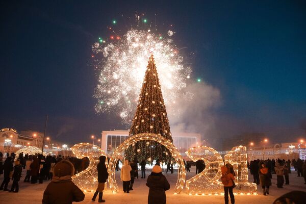 Lanzan fuegos artificiales en la ceremonia de iluminación del primer árbol navideño de Rusia, en Yakutsk. - Sputnik Mundo