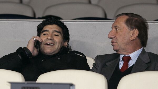 Diego Maradona junto a Carlos Bilardo juntos en un estadio en 2008 - Sputnik Mundo