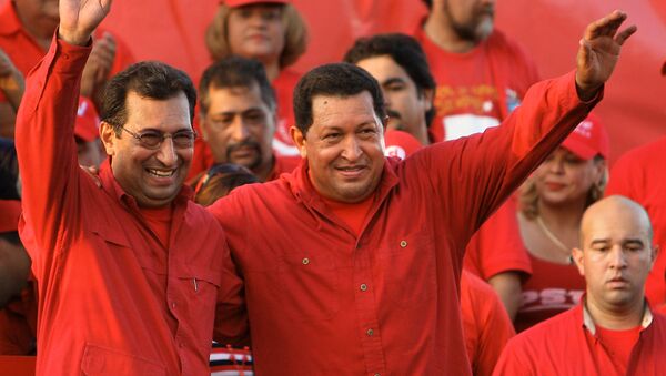El embajador de Venezuela en Cuba, Adán Chávez, con su hermano Hugo Chavez - Sputnik Mundo