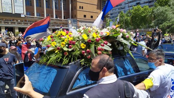 Coche con los restos del expresidente uruguayo Tabaré Vázquez durante el cortejo fúnebre - Sputnik Mundo