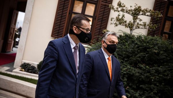 El primer ministro húngaro, Viktor Orban, y su homólogo polaco, Mateusz Morawieski - Sputnik Mundo