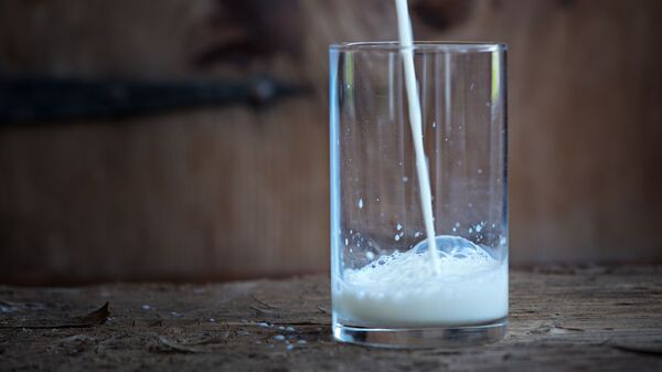 Un vaso con leche de vaca - Sputnik Mundo