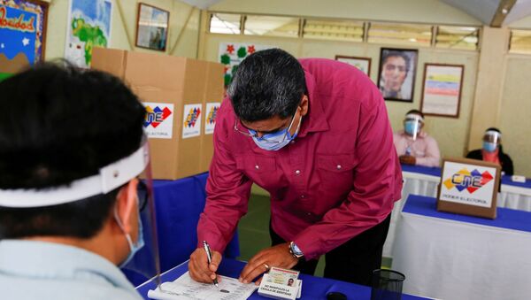 Nicolás Maduro, presidente de Venezuela, votando durante las elecciones parlamentarias de 2020 - Sputnik Mundo