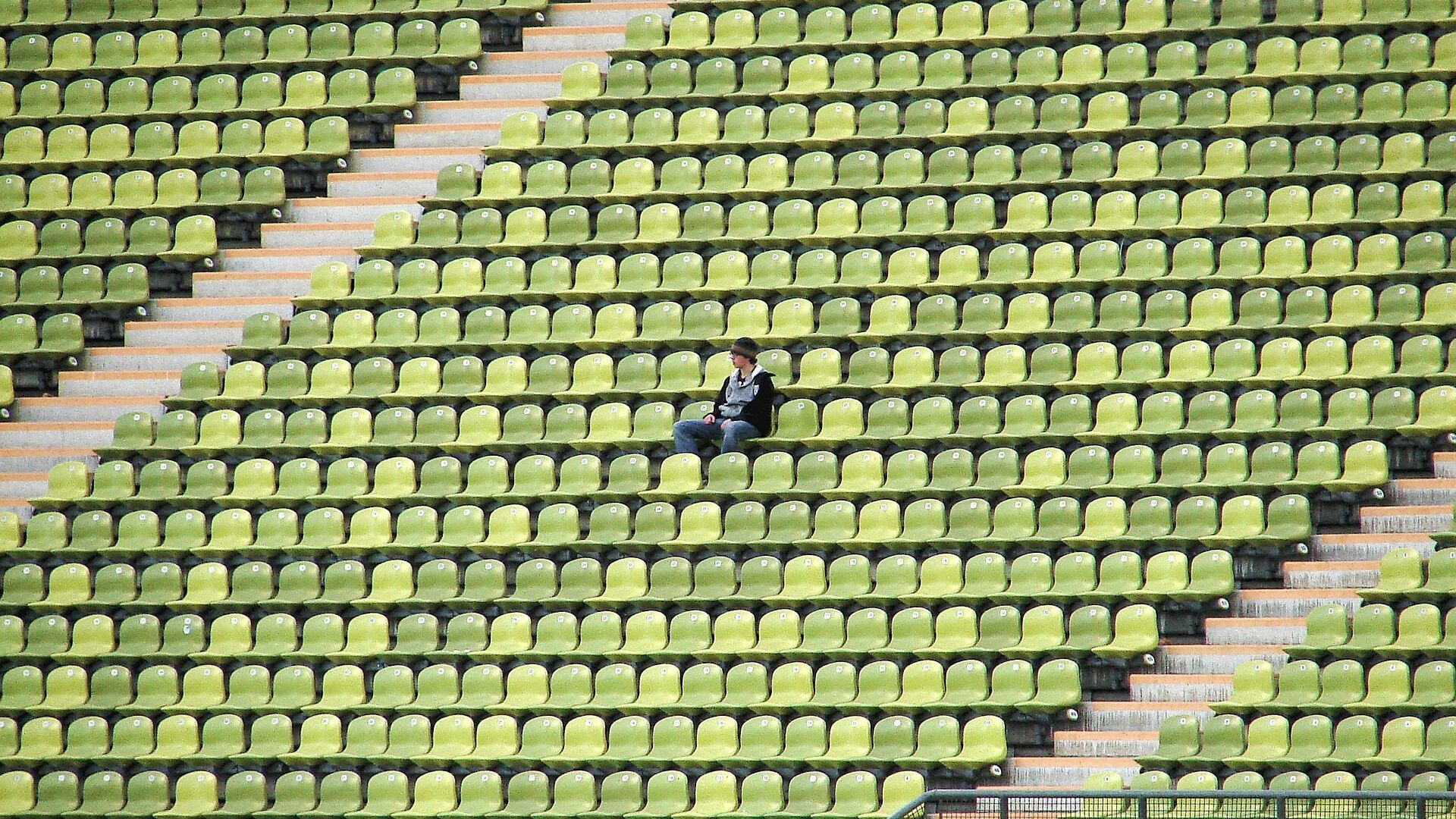 Una persona sola en un estadio, referencial - Sputnik Mundo, 1920, 04.08.2021