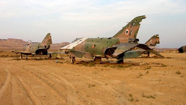 Varios aviones Phantom del ejército en el acuartelamiento aéreo de las Bardenas Reales, en Navarra - Sputnik Mundo