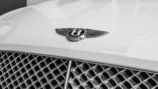 El logo de Bentley en la parte delantera de un automóvil de la marca - Sputnik Mundo