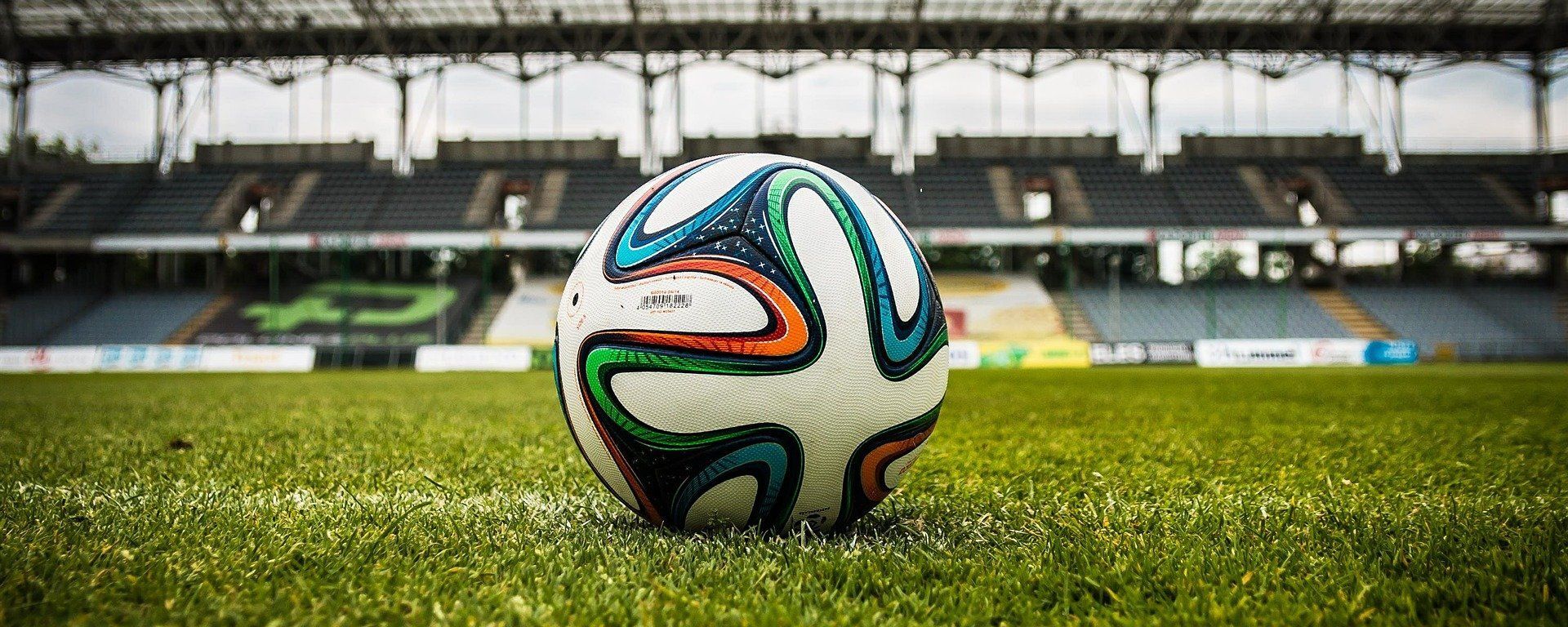 Balón de fútbol en un estadio (imagen referencial) - Sputnik Mundo, 1920, 12.05.2021