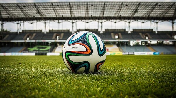 Balón de fútbol en un estadio (imagen referencial) - Sputnik Mundo
