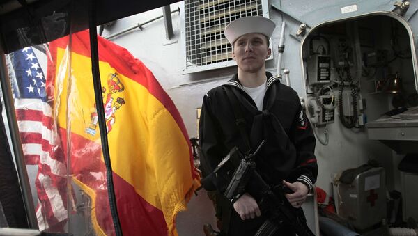 Un marinero sostiene su arma en la Base Naval de Rota, al sur de España. - Sputnik Mundo