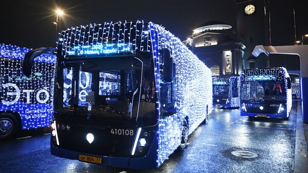 Los 'electrobuses' decorados para las fiestas navideñas en Moscú - Sputnik Mundo