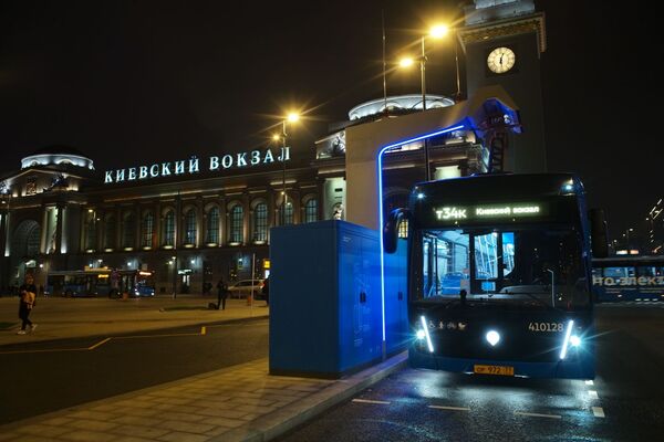 Автобус киевский вокзал. Электробусы в Киевском вокзале. На площади Киевского вокзала электробус. Электробус Москва Киевский вокзал в центр. Киевский вокзал зарядка электробусов.