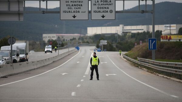Un policía catalán en un control en una carretera de Cataluña - Sputnik Mundo