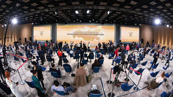 Los periodistas esperan la inauguración de la rueda de prensa anual de Vladímir Putin - Sputnik Mundo