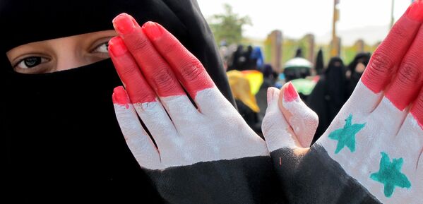Una mujer participa de una protesta antigubernamental en Sanaa, Yemen, el 4 de noviembre de 2011.   - Sputnik Mundo