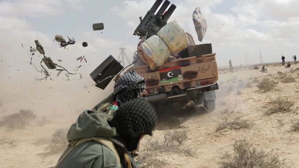 Un rebelde libio durante el ataque contra Gadafi, el 31 de mayo de 2011 (archivo) - Sputnik Mundo