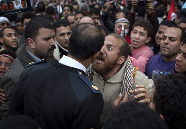 En Egipto, las protestas masivas terminaron en enfrentamientos con la policía. Estos disturbios dejaron cerca de mil muertos. En la foto: un manifestante discute con un oficial de policía en la Plaza Tahrir de El Cairo - 13 de febrero de 2011. - Sputnik Mundo