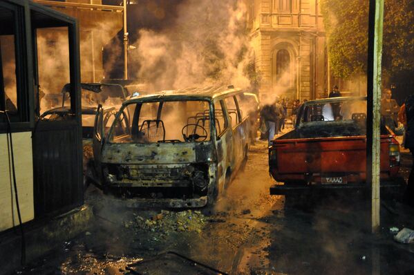 Un automóvil incendiado por manifestantes en la ciudad egipcia de Alejandría - 4 de marzo de 2011.  - Sputnik Mundo