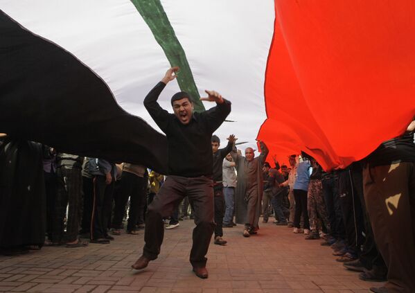 Tras llevarse a cabo elecciones democráticas, los movimientos islámicos radicales han llegado al poder en algunos países como Túnez. Se ha estimado que los daños económicos en la región se sitúan entre 225.000 y 600.000 millones de dólares. En la foto: Los manifestantes de una protesta antigubernamental en la Plaza Tahrir de Bagdad - 23 de febrero de 2011.  - Sputnik Mundo