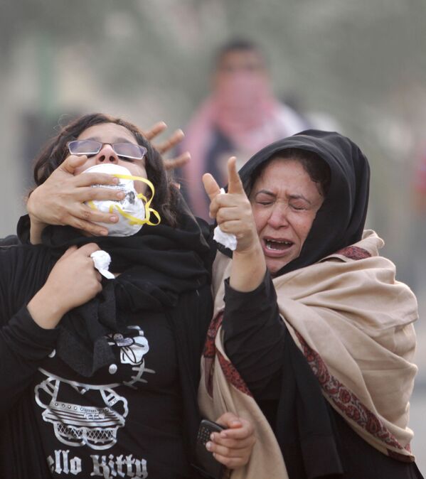 Varios manifestantes afectados por los gases lacrimógenos durante una protesta antigubernamental en la localidad de Abu Waiba, al oeste de Manama, capital de Bahrein - 17 de diciembre de 2011. - Sputnik Mundo