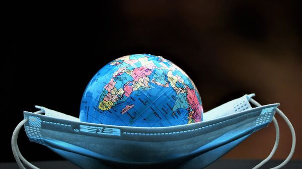 Un globo terráqueo dentro de una mascarilla - Sputnik Mundo