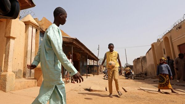 Uno de los estudiantes rescatados jugando al fútbol, Nigeria - Sputnik Mundo