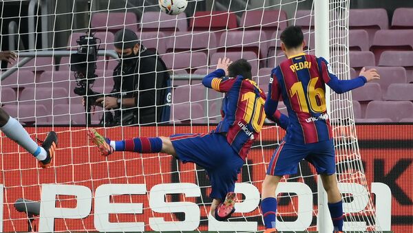 El delantero de Barcelona, Lionel Messi, marcando gol durante el partido contr Valencia, el 19 de diciembre de 2020. - Sputnik Mundo