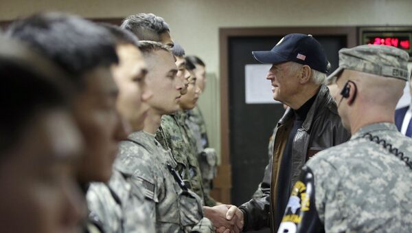 Joe Biden le da la mano a los soldados surcoreanos y estadounidenses en el puesto de observación Ouellette dentro de la Zona Desmilitarizada (DMZ), diciembre de 2013. - Sputnik Mundo