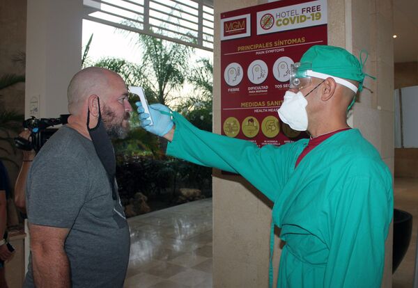 Chequeo médico a los visitantes al llegar a los hoteles Chequeo médico a los visitantes al llegar a los hoteles - Sputnik Mundo