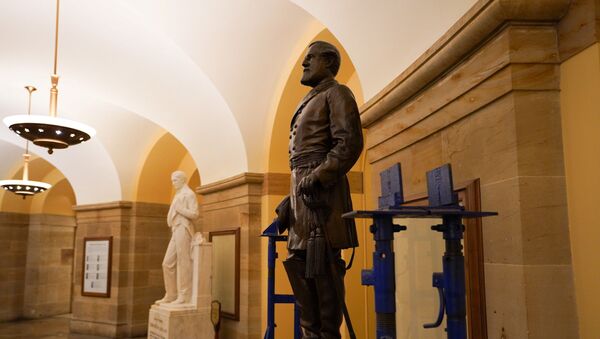 La estatua del general confederado Robert E. Lee en el Capitolio de EEUU - Sputnik Mundo