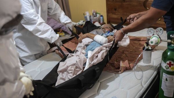 Los médicos atienden a un paciente con síntomas COVID-19 en la Ciudad de México - Sputnik Mundo