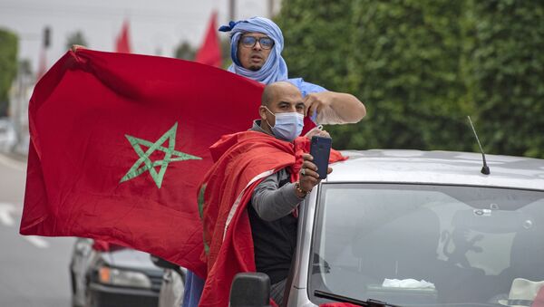 La gente con las banderas de Marrocco - Sputnik Mundo