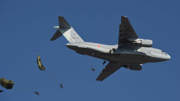 Los paracaidistas desde un Kawasaki C-2 de las Fuerzas Aéreas de Japón - Sputnik Mundo