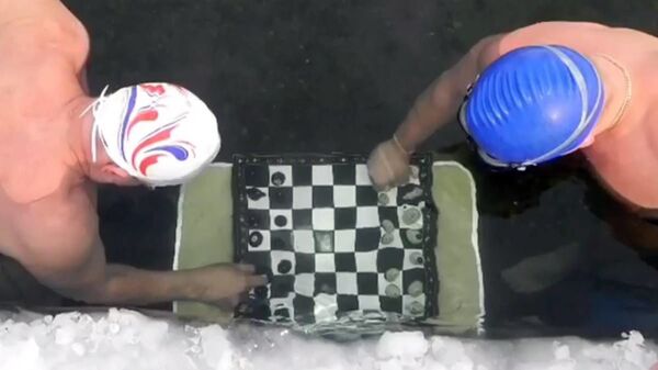 Los aficionados a la natación de invierno juegan al ajedrez en el agua helada - Sputnik Mundo
