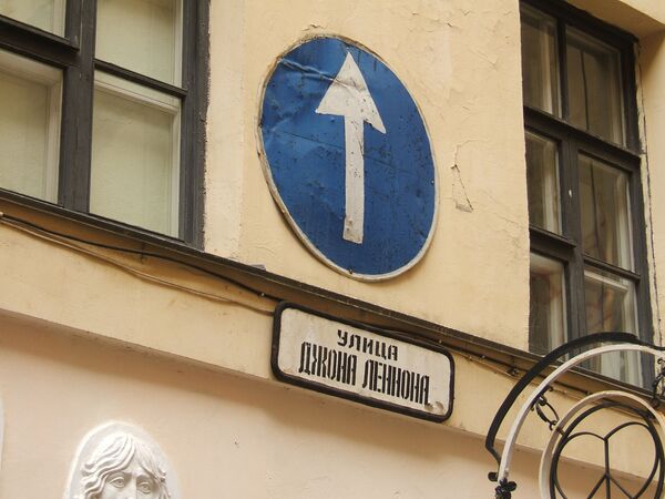 El cartel de la calle John Lennon apunta al cielo El cartel de la calle John Lennon apunta al cielo - Sputnik Mundo